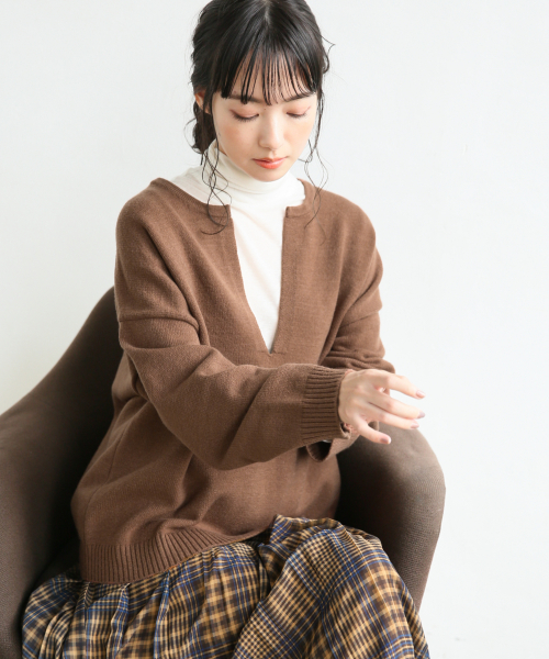 LOWRYS FARM（ローリーズファーム）の「スリットＶニットプルオーバー　852006（ニット/セーター・レディース・アイボリー/ブラック/ブラウン/グリーン・FREE）」の3枚目の写真