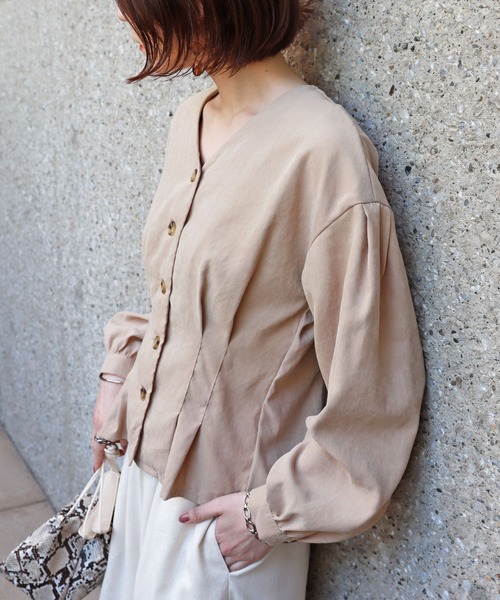andme(アンドミー)の「ピーチ長袖ウエストタックVネックブラウス(シャツ/ブラウス・レディース・ベージュ/ネイビー/カーキ/グレー系その他・M)」の1枚目の写真