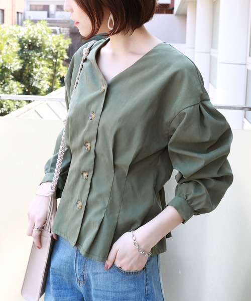 andme(アンドミー)の「ピーチ長袖ウエストタックVネックブラウス(シャツ/ブラウス・レディース・ベージュ/ネイビー/カーキ/グレー系その他・M)」の3枚目の写真