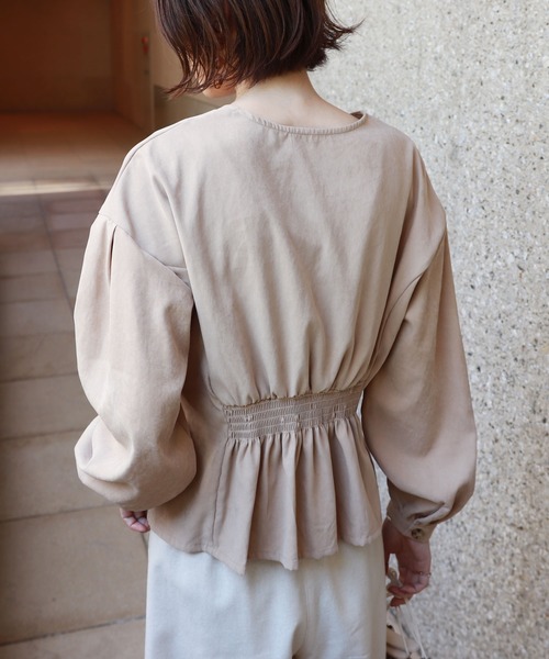 andme(アンドミー)の「ピーチ長袖ウエストタックVネックブラウス(シャツ/ブラウス・レディース・ベージュ/ネイビー/カーキ/グレー系その他・M)」の10枚目の写真