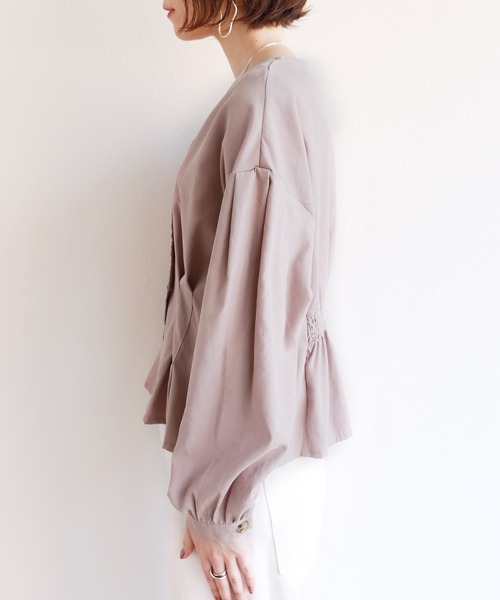 andme(アンドミー)の「ピーチ長袖ウエストタックVネックブラウス(シャツ/ブラウス・レディース・ベージュ/ネイビー/カーキ/グレー系その他・M)」の11枚目の写真