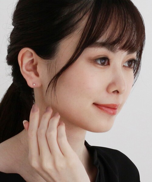 COCOSHNIK(ココシュニック)の「ダイヤモンド3本爪 アシンメトリー イヤーカフピアス(ピアス(両耳用)・レディース・アイボリー系・00)」の10枚目の写真
