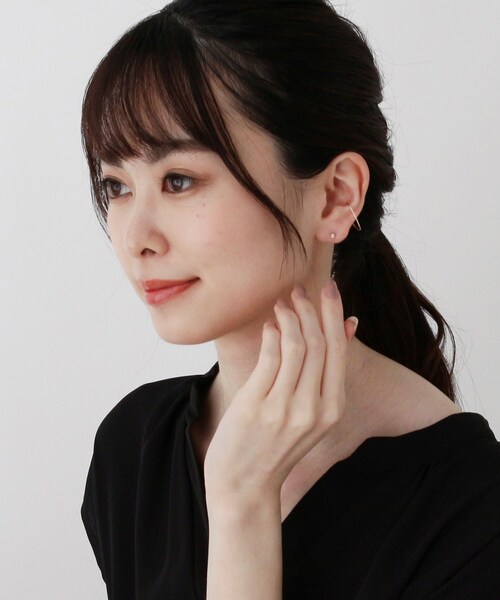 COCOSHNIK(ココシュニック)の「ダイヤモンド3本爪 アシンメトリー イヤーカフピアス(ピアス(両耳用)・レディース・アイボリー系・00)」の11枚目の写真