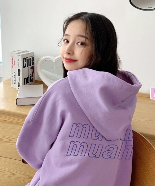 パーカー A'GEM/9 × .kom「muah muah/ムーアムーア」POINT LOGO OVERFIT HOODIE/ポイントロゴ オーバーフ A'GEM/9 × .kom『muah muah/ムーアムーア』ONE POINT CROP