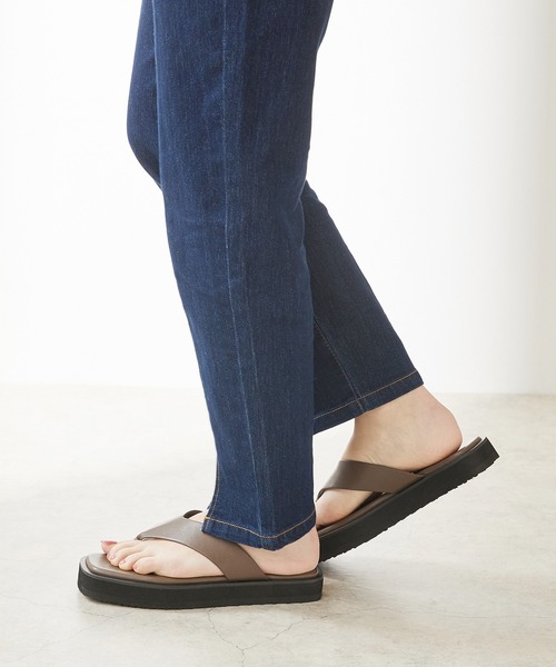 menue(メヌエ)の「スクエアトゥ厚底トングサンダル(サンダル・レディース・ホワイト/ブラック/グレイッシュベージュ/ブラウン系その他・LL/3L/S/M/L/XS)」の3枚目の写真