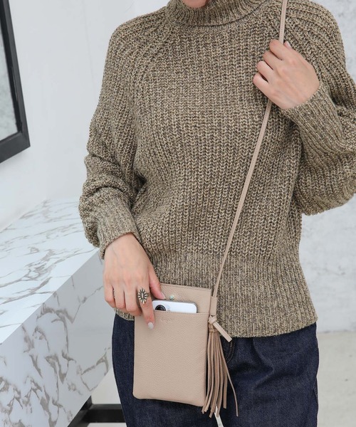 Ungrid（アングリッド）の「【Ungrid/アングリッド】牛革天然石ブローチタッセル　マルチポシェット（ショルダーバッグ・レディース・カーキ/ベージュ/グレー/ミント/ダークグリーン/ライトグリーン/ダークブルー/ターコイズブルー/ベージュ系その他/ブラック/オリーブ/ワイン/ピンク/キャメル/マスタード/アイボリー/ブルー系その他・FREE）」の5枚目の写真