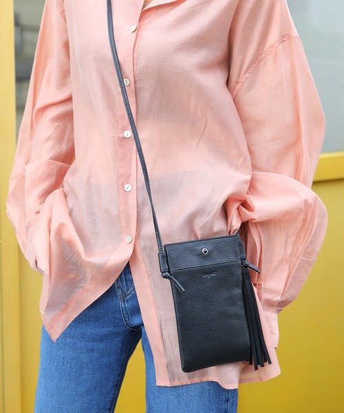 Ungrid（アングリッド）の「【Ungrid/アングリッド】牛革天然石ブローチタッセル　マルチポシェット（ショルダーバッグ・レディース・カーキ/ベージュ/グレー/ミント/ダークグリーン/ライトグリーン/ダークブルー/ターコイズブルー/ベージュ系その他/ブラック/オリーブ/ワイン/ピンク/キャメル/マスタード/アイボリー/ブルー系その他・FREE）」の3枚目の写真