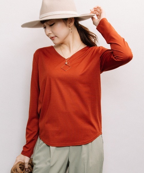 ELVENCE DEUX（エルベンスドゥ）の「ツヤアリＶネックＰＯ（Tシャツ/カットソー・レディース・ブラック/ブラウン/オフホワイト/グリーン・MEDIUM/LARGE）」の3枚目の写真