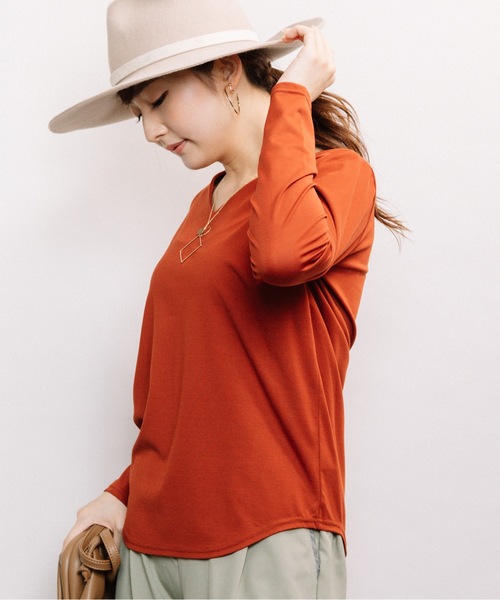 ELVENCE DEUX（エルベンスドゥ）の「ツヤアリＶネックＰＯ（Tシャツ/カットソー・レディース・ブラック/ブラウン/オフホワイト/グリーン・MEDIUM/LARGE）」の5枚目の写真