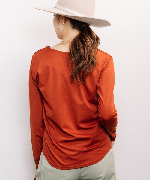 ELVENCE DEUX（エルベンスドゥ）の「ツヤアリＶネックＰＯ（Tシャツ/カットソー・レディース・ブラック/ブラウン/オフホワイト/グリーン・MEDIUM/LARGE）」の6枚目の写真