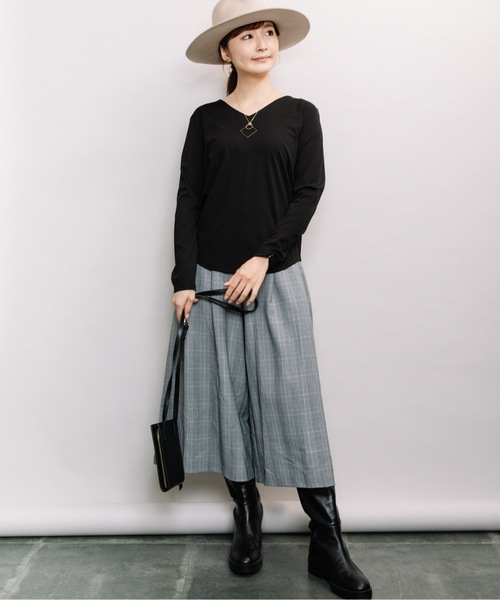 ELVENCE DEUX（エルベンスドゥ）の「ツヤアリＶネックＰＯ（Tシャツ/カットソー・レディース・ブラック/ブラウン/オフホワイト/グリーン・MEDIUM/LARGE）」の16枚目の写真