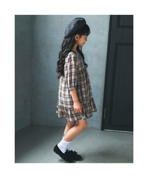 BeBe（ベベ）の「BeBe/ユニセックスBeBeロゴプレートニットベレー帽(50~56cm)（ハンチング/ベレー帽・キッズ・エンジ/ブラック・LARGE/MEDIUM）」の6枚目の写真