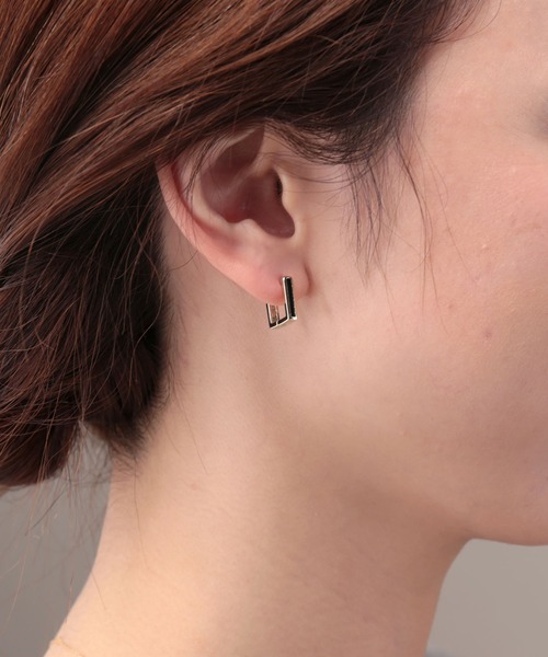Manon's Selection（マノンズセレクション）の「ブラックラインスクエアピアス（ピアス（両耳用）・レディース・シルバー/ゴールド・ONE SIZE）」の2枚目の写真