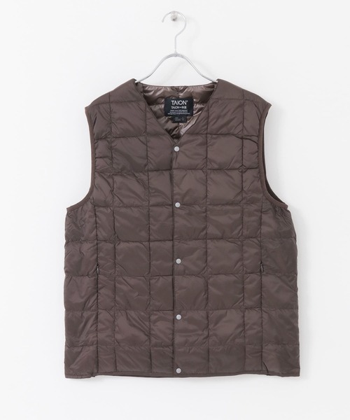 TAION(タイオン)の「TAION V NECK BUTTON DOWN VEST(ダウンベスト・メンズ・チャコールグレー/ブラック/ダークブラウン/ネイビー/レッド/オフホワイト/オリーブ/カーキ・MEDIUM/LARGE/X-LARGE)」の4枚目の写真
