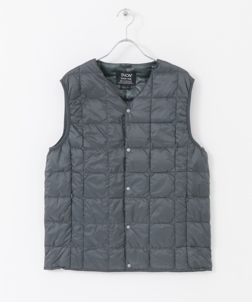 TAION(タイオン)の「TAION V NECK BUTTON DOWN VEST(ダウンベスト・メンズ・チャコールグレー/ブラック/ダークブラウン/ネイビー/レッド/オフホワイト/オリーブ/カーキ・MEDIUM/LARGE/X-LARGE)」の3枚目の写真