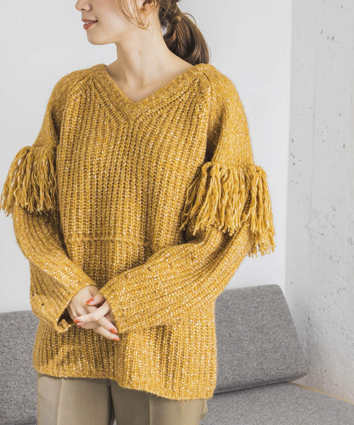 EARIH（アーリ）の「EARIH　NUBES FRINGE V NECK KNIT（ニット/セーター・レディース・キャメル/ネイビー・FREE）」の2枚目の写真