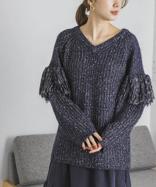 EARIH（アーリ）の「EARIH　NUBES FRINGE V NECK KNIT（ニット/セーター・レディース・キャメル/ネイビー・FREE）」の12枚目の写真