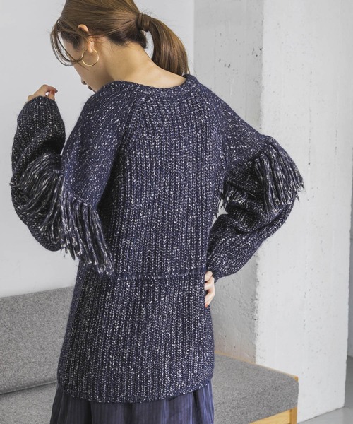 EARIH（アーリ）の「EARIH　NUBES FRINGE V NECK KNIT（ニット/セーター・レディース・キャメル/ネイビー・FREE）」の15枚目の写真