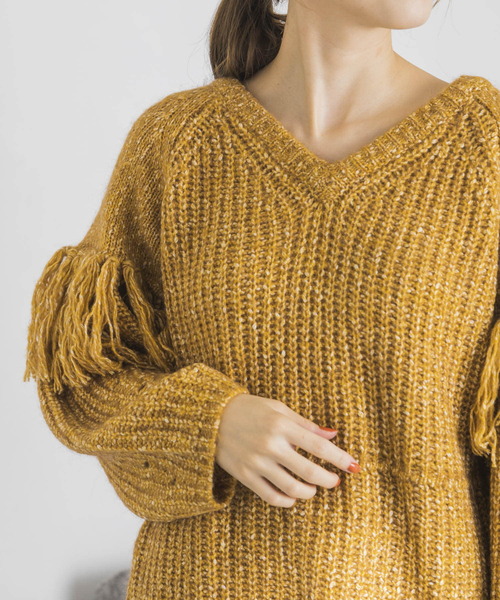 EARIH（アーリ）の「EARIH　NUBES FRINGE V NECK KNIT（ニット/セーター・レディース・キャメル/ネイビー・FREE）」の9枚目の写真