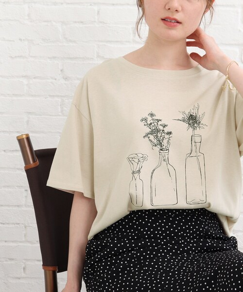 SHOO・LA・RUE(シューラルー)の「◆【接触冷感】バックラウンドプリントT(Tシャツ/カットソー・レディース・ベージュ系その他6/ホワイト系その他/ブラック系/ブラック系2・03/02/04)」の1枚目の写真