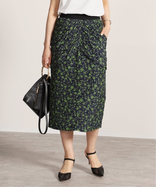 VERMEIL par iena（ヴェルメイユパーイエナ）の「小花プリントギャザーディテールスカート NAVY（スカート・レディース・ネイビー・40/38/36）」の2枚目の写真