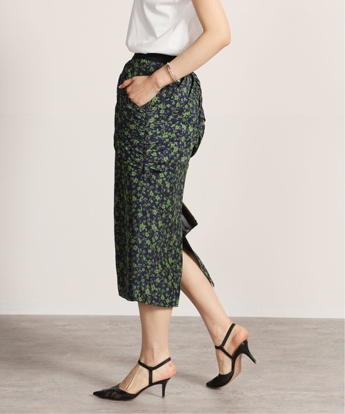 VERMEIL par iena（ヴェルメイユパーイエナ）の「小花プリントギャザーディテールスカート NAVY（スカート・レディース・ネイビー・40/38/36）」の4枚目の写真