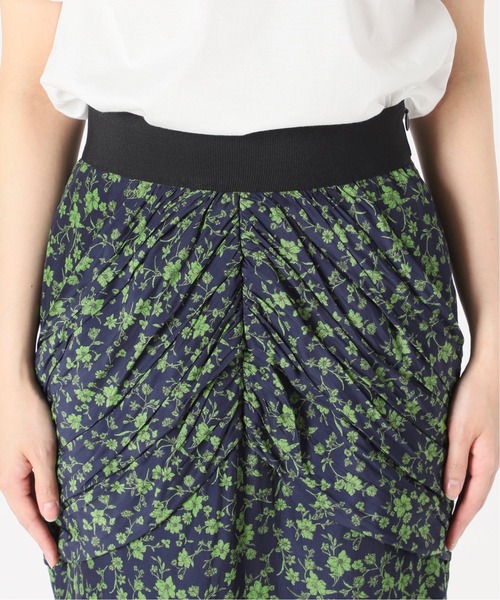 VERMEIL par iena（ヴェルメイユパーイエナ）の「小花プリントギャザーディテールスカート NAVY（スカート・レディース・ネイビー・40/38/36）」の11枚目の写真
