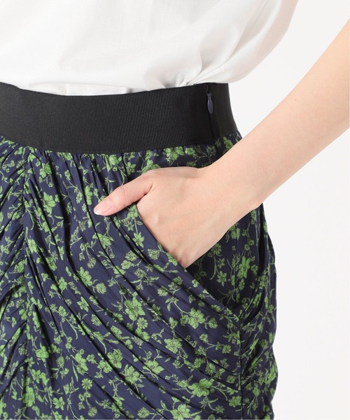 VERMEIL par iena（ヴェルメイユパーイエナ）の「小花プリントギャザーディテールスカート NAVY（スカート・レディース・ネイビー・40/38/36）」の5枚目の写真