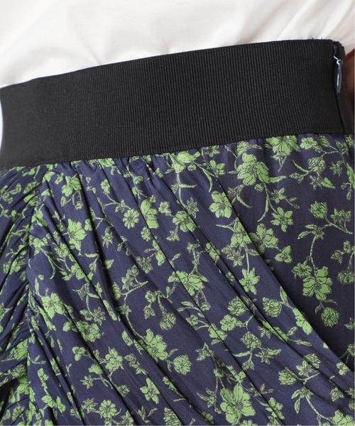 VERMEIL par iena（ヴェルメイユパーイエナ）の「小花プリントギャザーディテールスカート NAVY（スカート・レディース・ネイビー・40/38/36）」の9枚目の写真