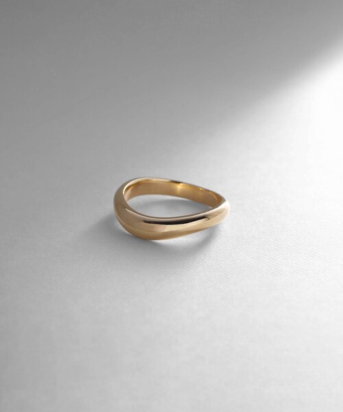 COCOSHNIK(ココシュニック)の「K10ウェーブリング(リング・レディース・ホワイト系その他7・10号/12号/14号)」の1枚目の写真