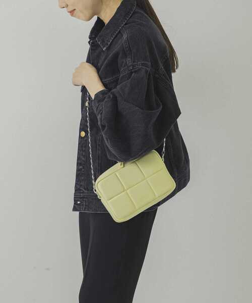ADD CULUMN(アドカラム)の「ADD CULUMN PUFF CROSS BODY CHAIN(ショルダーバッグ・レディース・イエロー/ブルー/ダークグレー・-)」の4枚目の写真
