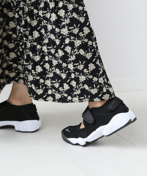 NIKE(ナイキ)の「【NIKE/ナイキ】 AIR RIFT BREATHE:スニーカー(その他シューズ・レディース・ブラック・23cm/24cm/25cm)」の1枚目の写真