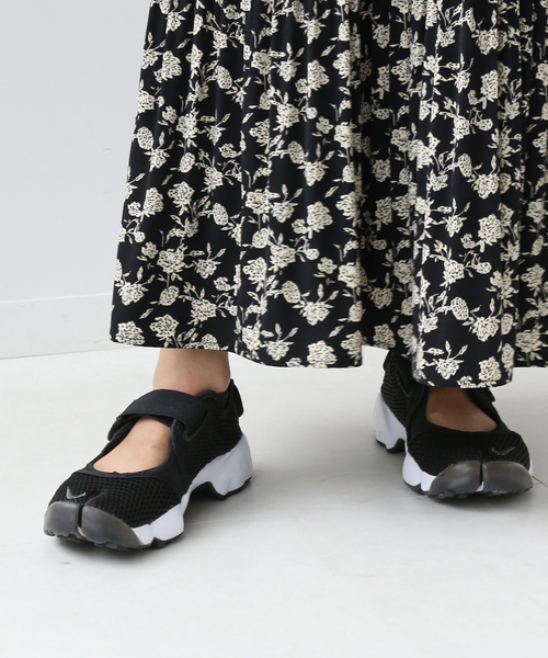 NIKE(ナイキ)の「【NIKE/ナイキ】 AIR RIFT BREATHE:スニーカー(その他シューズ・レディース・ブラック・23cm/24cm/25cm)」の2枚目の写真