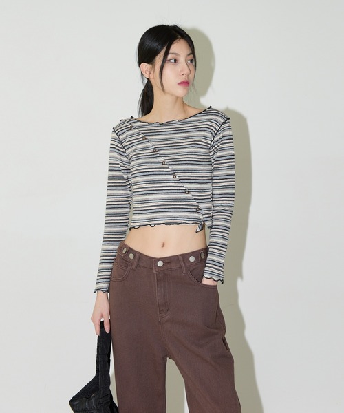 FOLLOWIN（フォロウィン）の「ストライプ斜めウェーブボタンクロップTシャツ（Tシャツ/カットソー・レディース・ブラック/ピンク/ブルー・FREE）」の8枚目の写真