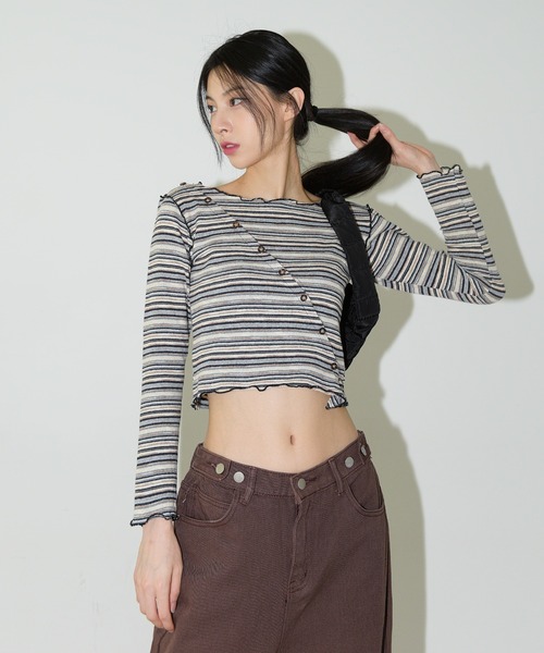 FOLLOWIN（フォロウィン）の「ストライプ斜めウェーブボタンクロップTシャツ（Tシャツ/カットソー・レディース・ブラック/ピンク/ブルー・FREE）」の13枚目の写真