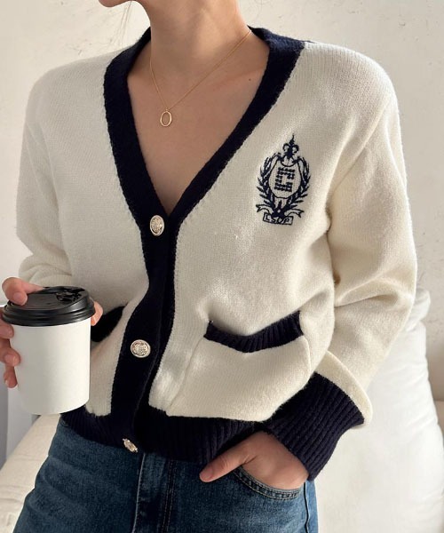 NANING9（ナンニング）の「NANING9 配色刺繍Vネックニットカーディガン（カーディガン/ボレロ・レディース・クリーム/ネイビー・FREE）」の2枚目の写真