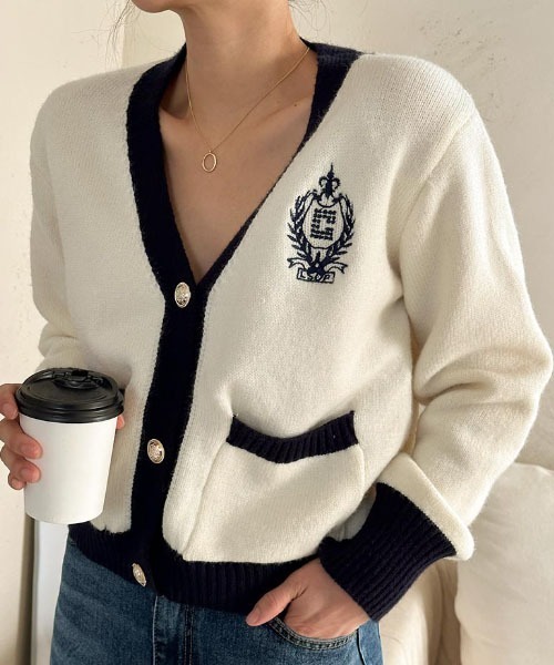 NANING9（ナンニング）の「NANING9 配色刺繍Vネックニットカーディガン（カーディガン/ボレロ・レディース・クリーム/ネイビー・FREE）」の3枚目の写真