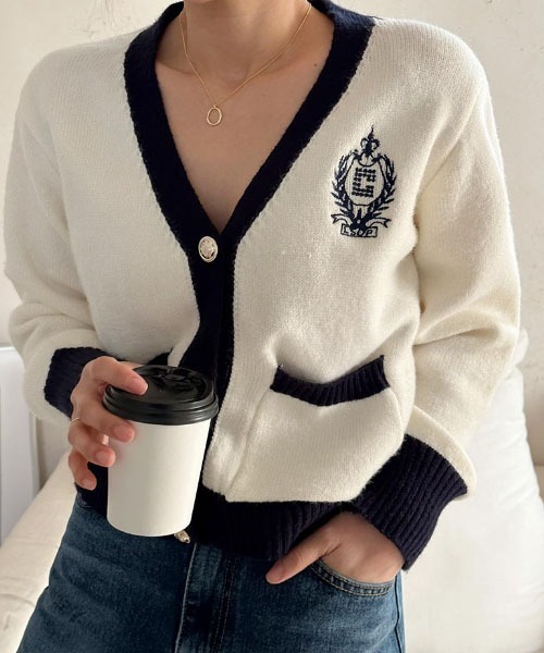 NANING9（ナンニング）の「NANING9 配色刺繍Vネックニットカーディガン（カーディガン/ボレロ・レディース・クリーム/ネイビー・FREE）」の6枚目の写真