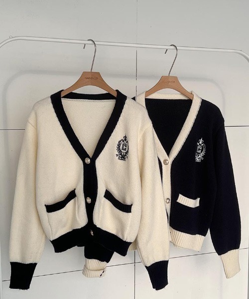 NANING9（ナンニング）の「NANING9 配色刺繍Vネックニットカーディガン（カーディガン/ボレロ・レディース・クリーム/ネイビー・FREE）」の7枚目の写真