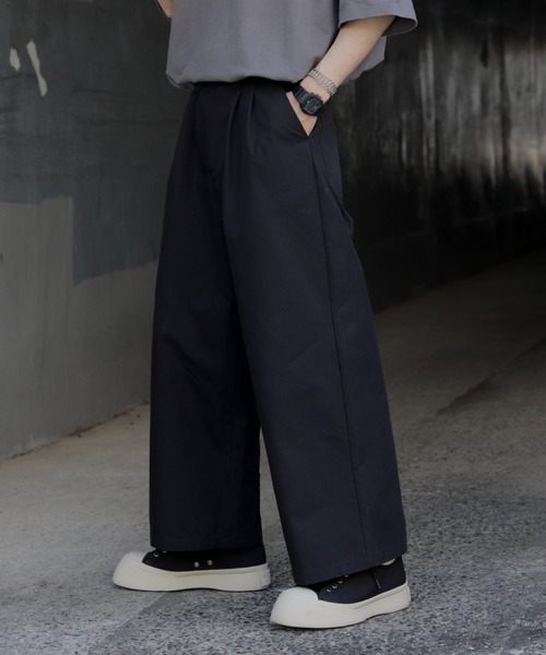 INTER FACTORY（インターファクトリー）の「ファッションインフルエンサー DAISUKE - 2タックルーズボリュームワイドパンツ（その他パンツ・メンズ・アイボリー/ブラック・SMALL/MEDIUM/LARGE）」の2枚目の写真