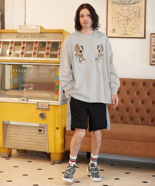 CAMBIO(カンビオ)の「mlt4261- タイガー×女性(タトゥー風デザイン)ビッグシルエットロンT(Tシャツ/カットソー・メンズ・パープル/グレー/ホワイト・S/XL/M/L)」の6枚目の写真