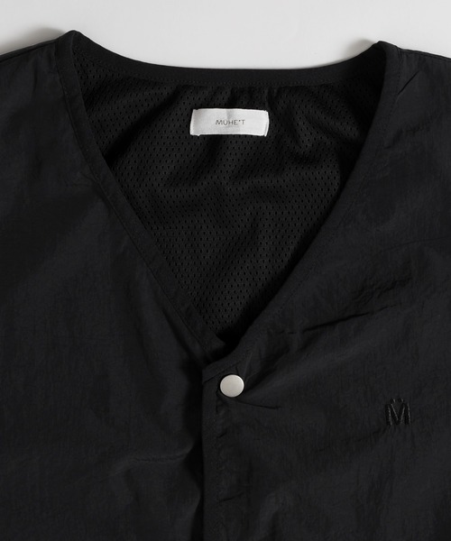 MUHET(ミュエータ)の「Vネックナイロンベスト(ベスト・レディース・ブラック/カーキ/ライトグレー・X-LARGE/MEDIUM)」の6枚目の写真