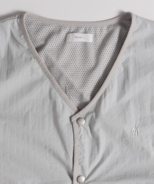 MUHET(ミュエータ)の「Vネックナイロンベスト(ベスト・レディース・ブラック/カーキ/ライトグレー・X-LARGE/MEDIUM)」の20枚目の写真