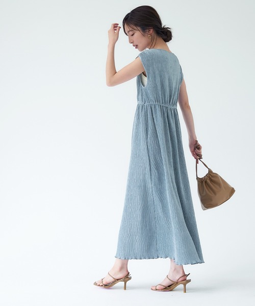 サテンプリーツノースリワンピース