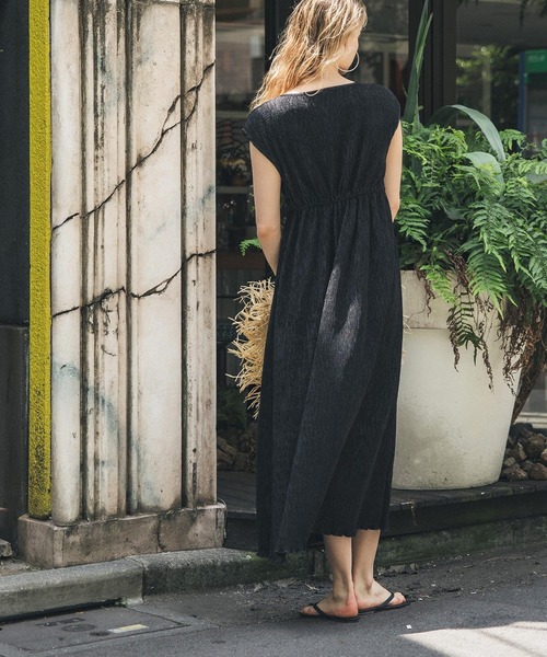 サテンプリーツノースリワンピース