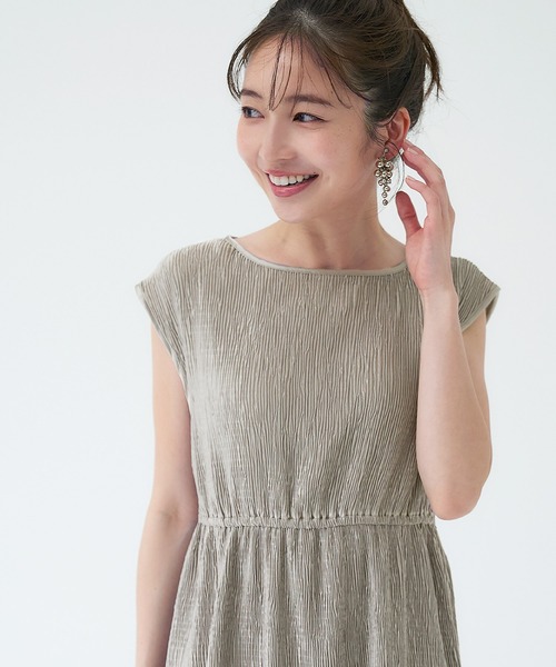 サテンプリーツノースリワンピース
