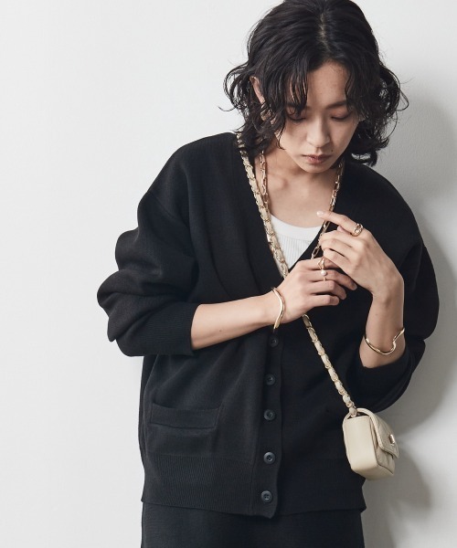 CHIC STYLE(シックスタイル)の「<大きいサイズ>シンプルVネックカーディガン シックスタイル(カーディガン/ボレロ・レディース・ブラック/ブラウン・3L/5L/L/4L/LL)」の2枚目の写真