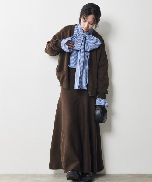 CHIC STYLE(シックスタイル)の「<大きいサイズ>シンプルVネックカーディガン シックスタイル(カーディガン/ボレロ・レディース・ブラック/ブラウン・3L/5L/L/4L/LL)」の5枚目の写真