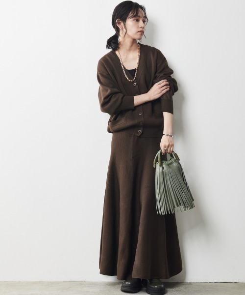 CHIC STYLE(シックスタイル)の「<大きいサイズ>シンプルVネックカーディガン シックスタイル(カーディガン/ボレロ・レディース・ブラック/ブラウン・3L/5L/L/4L/LL)」の3枚目の写真