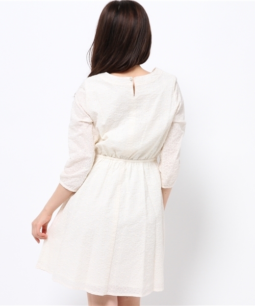 NATURAL BEAUTY BASIC（ナチュラルビューティーベーシック）の「エンブロイダリーワンピース（ワンピース・レディース・イエロー/ホワイト系その他/ネイビー・MEDIUM/SMALL）」の6枚目の写真